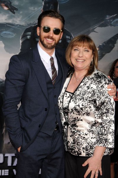 Lisa Capuano Evans กับลูกชายของเขา ตอนงานเปิดตัวภาค The Winter Soldier (2014)