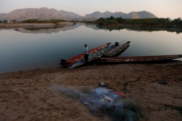 ชาวบ้านแถบลุ่มแม่น้ำโขงในหลายประเทศ ได้รับผลกระทบจากการกักน้ำไว้ที่ต้นทางตามงานวิจัยของสหรัฐฯ (ภาพ REUTERS/Soe Zeya Tun/File Photo)