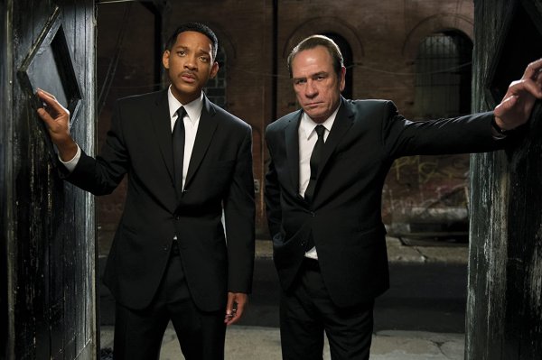 Tommy Lee Jones ใน Men in Black 3 (2012)