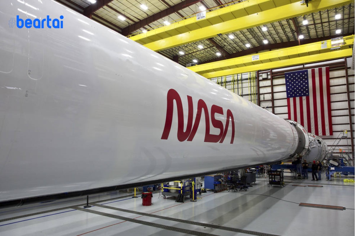 โลโก้ NASA ตัวหนอนบนจรวด SpaceX Falcon 9 ของเที่ยวบิน Demo-2