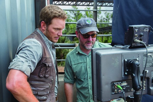 Colin Trevorrow ในกองถ่าย Jurassic World (2015)