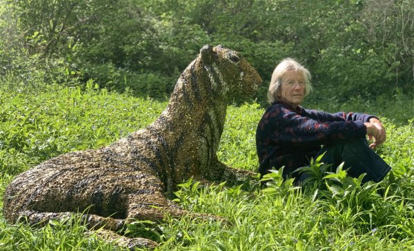 คุณยายจูเลียต ซิมป์สัน ถ่ายภาพกับผลงานรูปปั้นเสือของเธอ