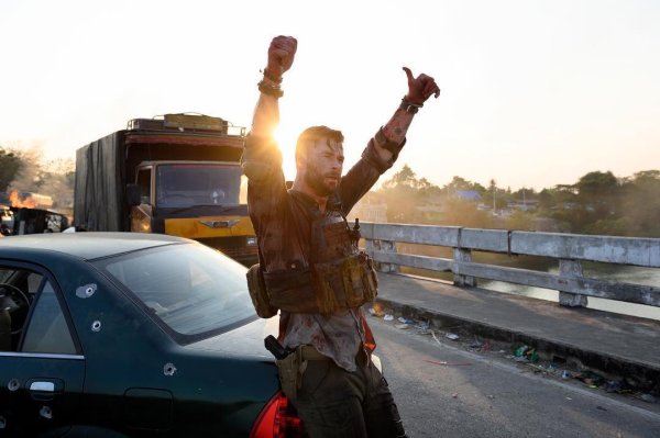 Extraction กลายเป็นหนังฮิตเรื่องแรกในเครดิตของพี่หมี หลัง Avengers