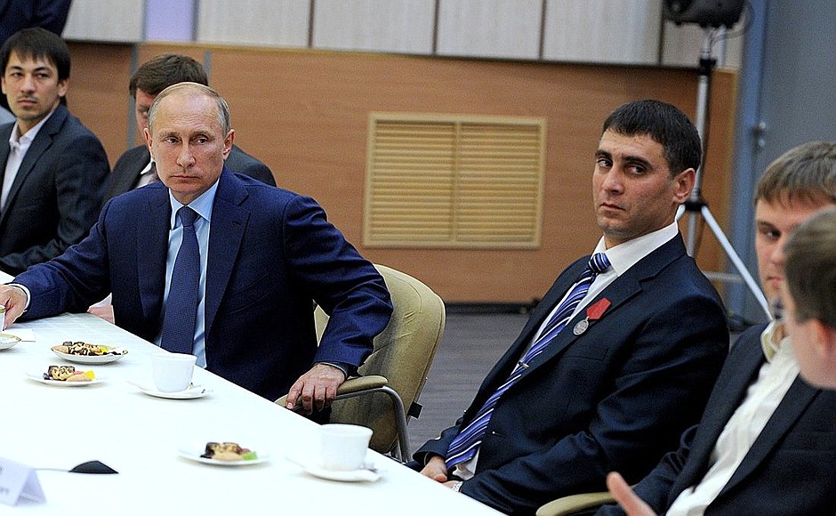 ประธานาธิบดีปูตินในการประชุมร่วมกับนักวิทยาศาสตร์นิวเคลียร์รุ่นใหม่ของรัสเซีย เมื่อปี 2014 (ภาพโดย kremlin.ru)
