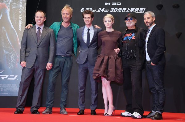 ผู้กำกับ Marc Webb (ซ้ายสุด) ในงานเปิดตัว The Amazing Spider-Man ฉบับรีเมกปี 2012
