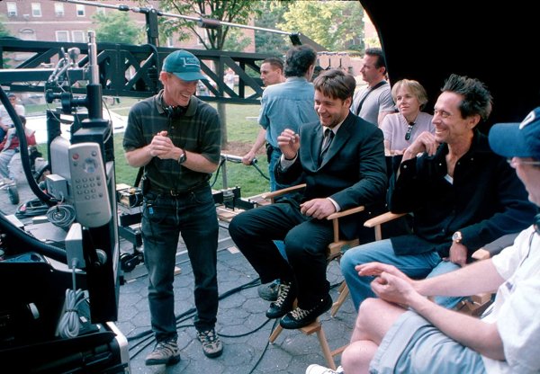 Ron Howard และ Russell Crowe ในกองถ่ายหนังออสการ์ A Beautiful Mind (2001)