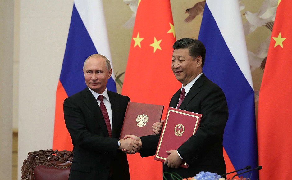 ประธานาธิบดีปูตินของรัสเซียเยือนจีนอย่างเป็นทางการ และเข้าพบประธานาธิบดีสีจิ้นผิงของจีน เมื่อปี 2018 สร้างภาพโลก 2 ขั้วและสงครามเย็นแบบอ่อน ๆ ให้ชัดเจนขึ้น (ภาพโดย kremlin.ru)