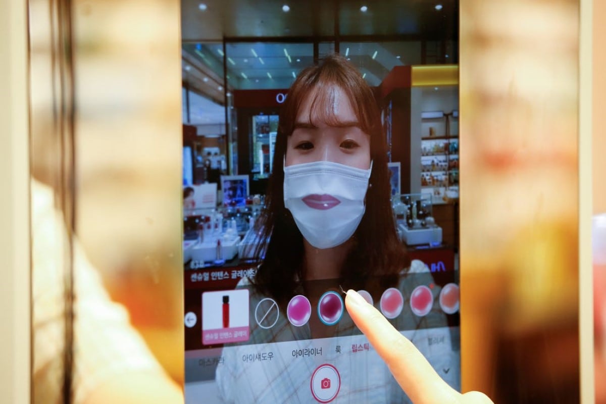 ลูกค้าช้อปเครื่องสำอางที่เกาหลีใต้ไม่ต้องลองบนใบหน้าโดยใช้กระจก AR สร้างภาพเสมือน