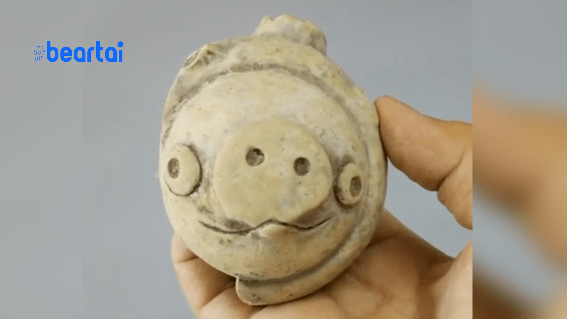 เดินทางข้ามเวลา? นักโบราณคดีค้นพบวัตถุโบราณหน้าตาเหมือน “หมูใน Angry Birds” อายุมากกว่า 3,000 ปี!