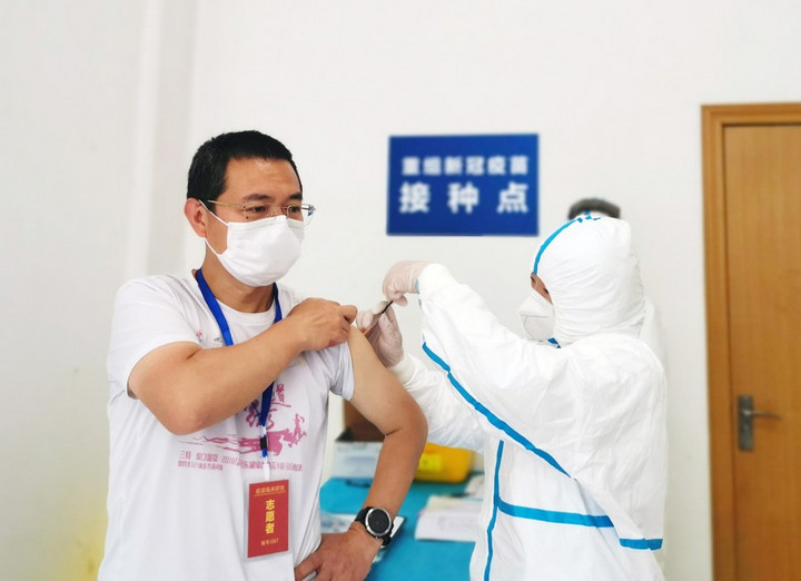 อาสาสมัครแพทย์ได้รับการฉีดวัคซีนตัวนำพาอะดีโนไวรัส ในอู่ฮั่น มณฑลหูเป่ย ทางตอนกลางของจีน