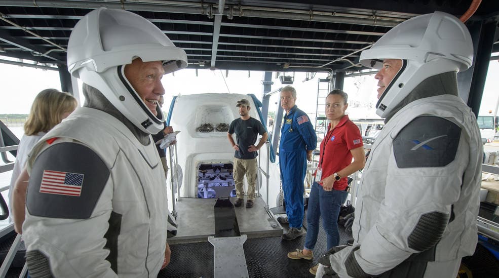 นักบินอวกาศ โรเบิร์ต เบนเคน และ ดักลาส เฮอร์ลีย์ 'ซ้อม' การออกจากยาน Crew Dragon
เมื่อวันที่ 13 สิงหาคม ค.ศ. 2019 ณ อ่าว Trident Basin ในแหลมคานาเวอรัล รัฐฟลอริดา