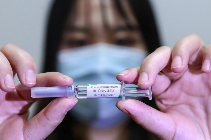 ตัวอย่างวัคซีนโรคโควิด-19 ชนิดเนื้อตาย ณ โรงงานผลิตของซิโนฟาร์ม ในกรุงปักกิ่งของจีน