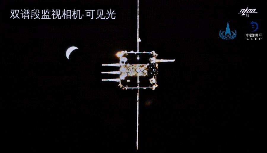 ภาพที่เผยแพร่โดยองค์การบริหารอวกาศแห่งชาติจีน (CNSA) แสดงโมดูลโคจร-ส่งกลับของยานสำรวจฉางเอ๋อ-5 ของจีนที่เข้าใกล้กับโมดูลพุ่งขึ้น ถ่ายเมื่อวันที่ 6 ธ.ค. 2020