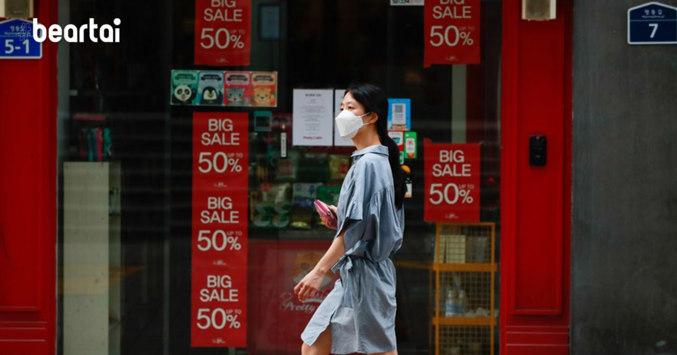 แฟ้มภาพซินหัว : หญิงสวมหน้ากากอนามัยเดินผ่านร้านค้าติดป้ายลดราคา ในย่านชอปปิงเมียงดง กรุงโซล เมืองหลวงของเกาหลีใต้ วันที่ 5 ก.ย. 2020