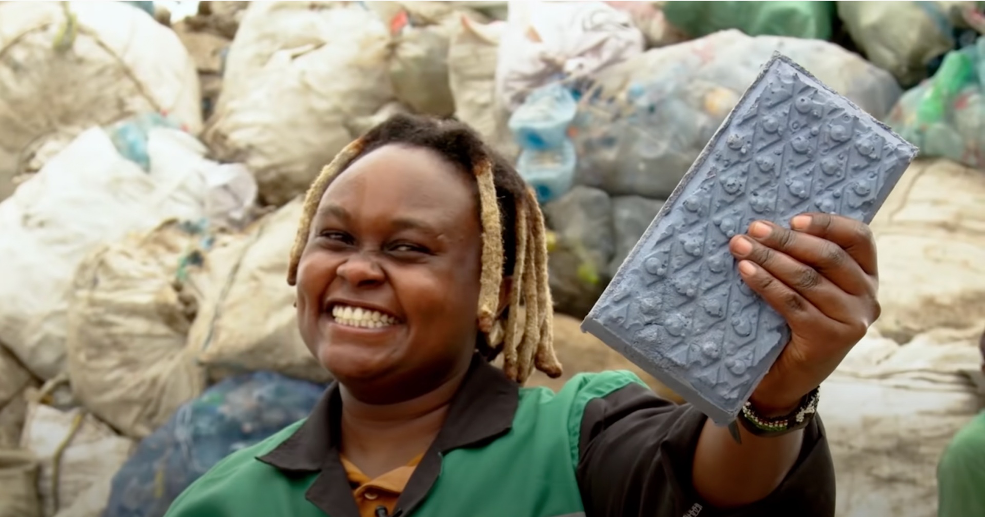 ไม่รอรัฐแก้ปัญหา! สาวชาวเคนยาสร้างอิฐที่แข็งแกร่งกว่าคอนกรีตจากขยะพลาสติก