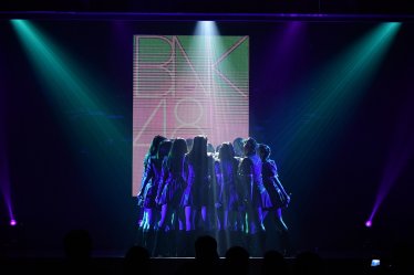 หลอดไฟ นวินดา – วิววสวี เซเลบริตี้ชั้นนำร่วมการันตีสเตจเทรนนี BNK48 รุ่นที่ 3