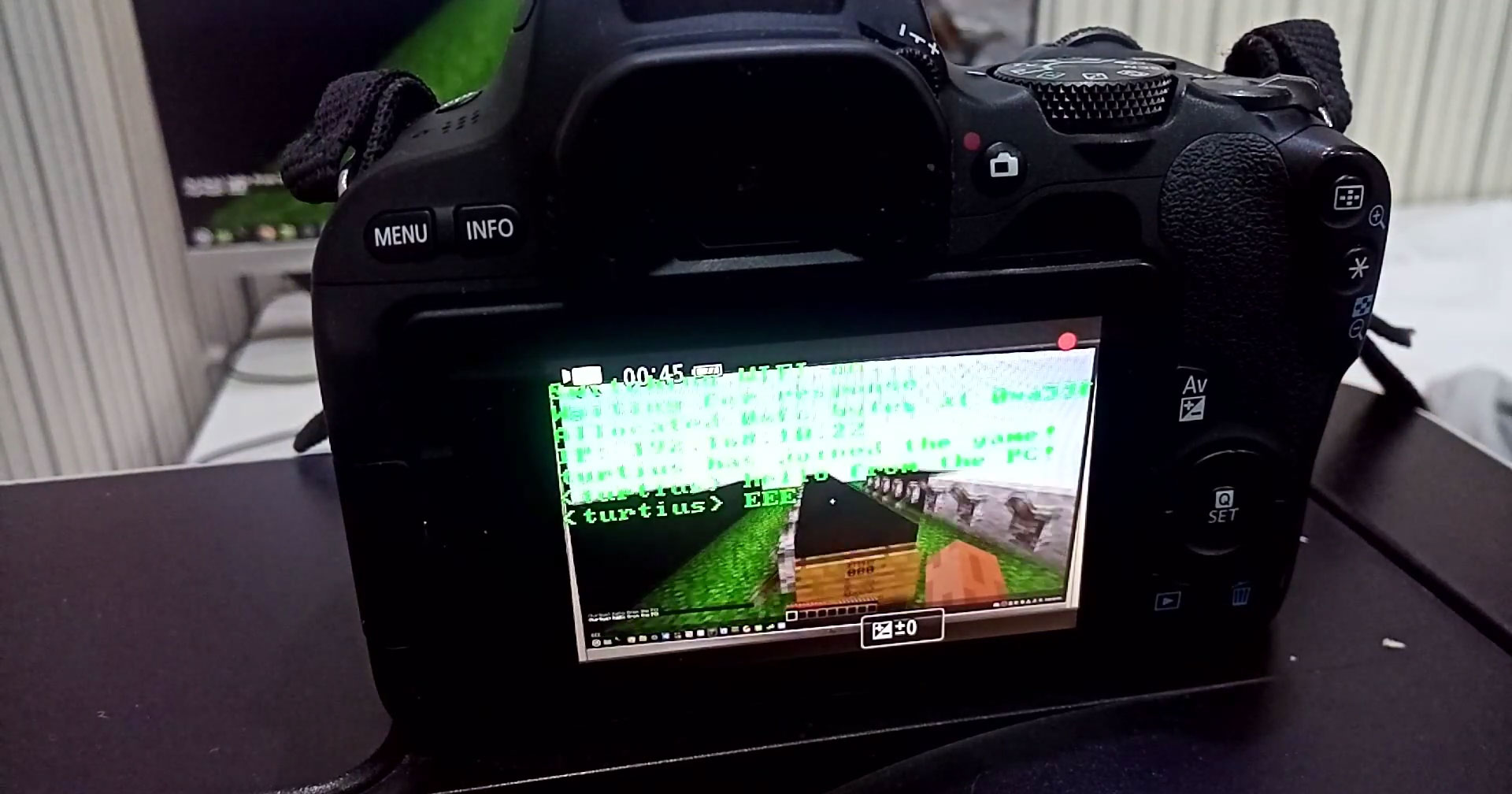 ใครจะไปคิด โปรแกรมเมอร์รันเซิร์ฟเวอร์ Minecraft ด้วยกล้อง DSLR Canon EOS 200D