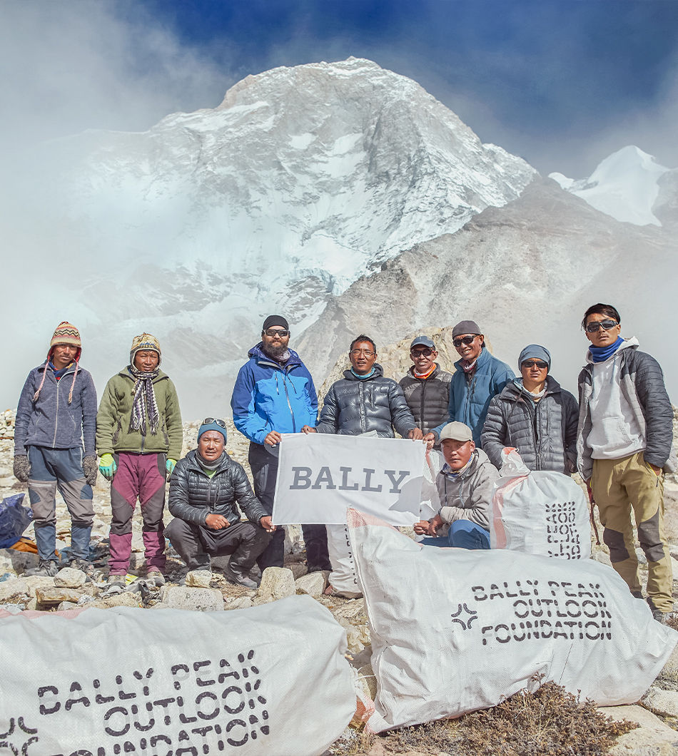 12 นักปีนเขาชาวเนปาล เก็บขยะจากยอดเขาเอเวอเรสต์ ในช่วงปลอดนักท่องเที่ยวได้มากถึง 2.2 ตัน