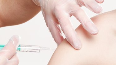 ญี่ปุ่นอนุมัติวัคซีนเพิ่มอีก 2 ชนิด ได้แก่ AstraZeneca และ Moderna