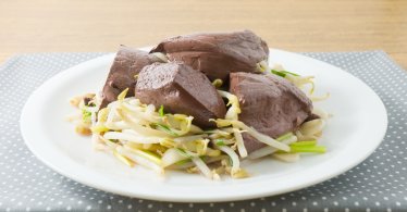 Chinese Traditional Food, Stir Fried Bean Sprout with Pig Blood Curd, Congealed Pork Blood or Pork Blood Pudding.
