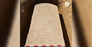 เกษตรกรชาวอียิปต์บังเอิญขุดพบ ‘แผ่นศิลาจารึกของฟาโรห์’ อายุ 2600 ปี!