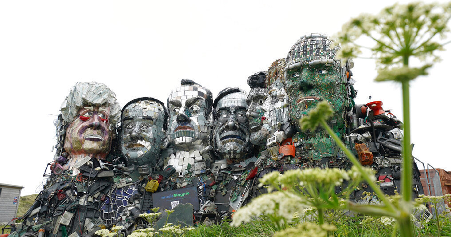 กลุ่มศิลปินสร้างรูปปั้นจากขยะอิเล็กทรอนิกส์ เป็นหน้าของเหล่าผู้นำ G7