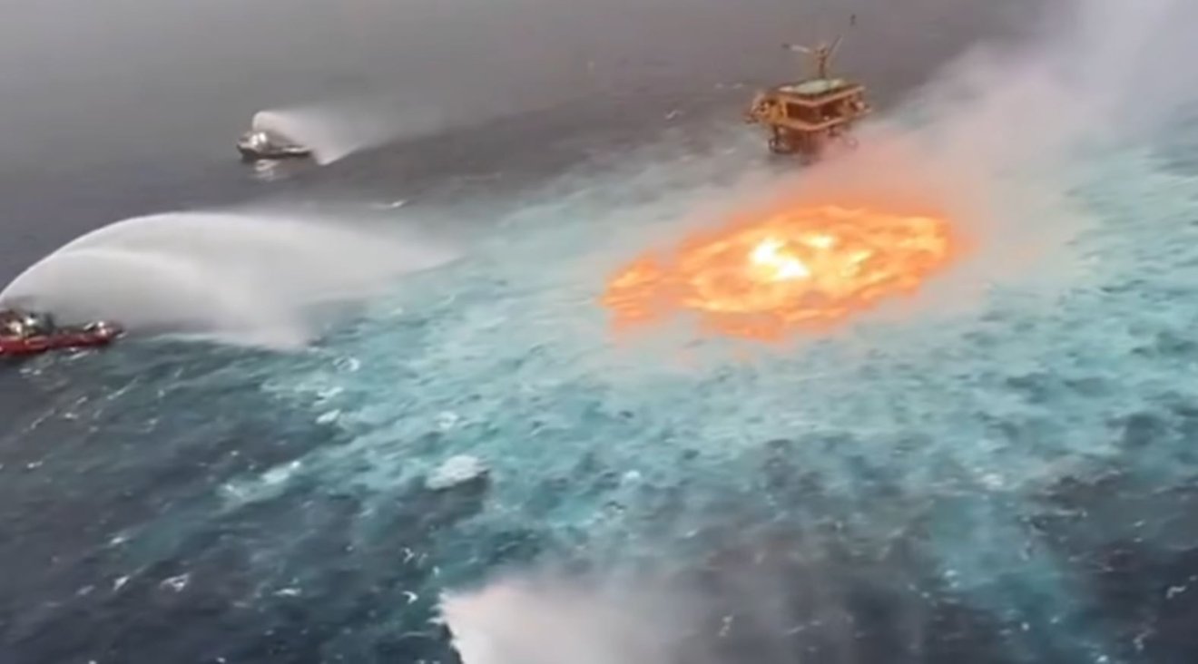 ดวงตาแห่งไฟ! เผยคลิปก๊าซรั่วในอ่าวเม็กซิโกทำให้เกิดวงไฟขนาดใหญ่กลางมหาสมุทร