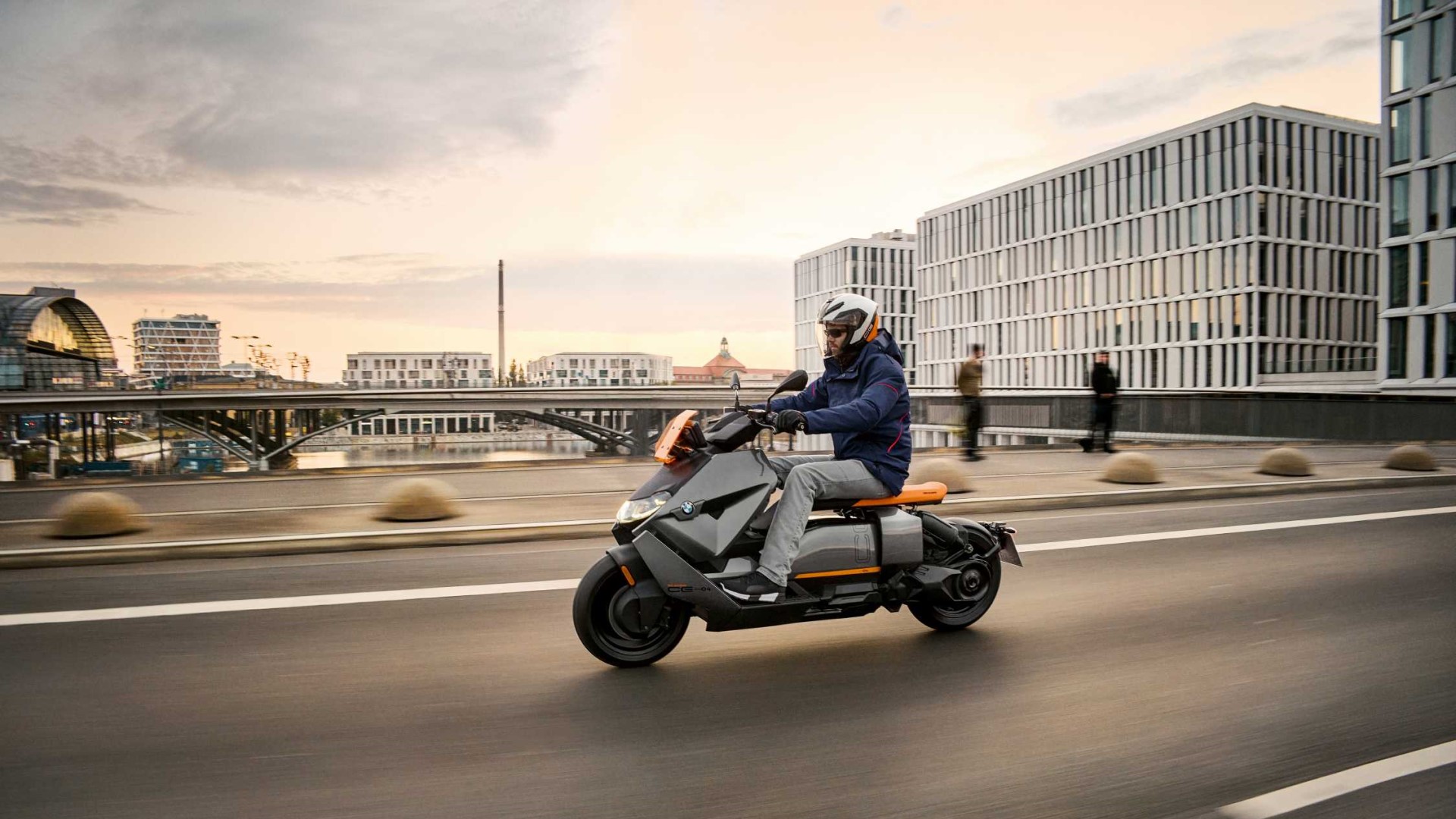BMW เปิดตัวสกู๊ตเตอร์ไฟฟ้า CE 04 โฉมใหม่จะออกจำหน่ายในปี 2022