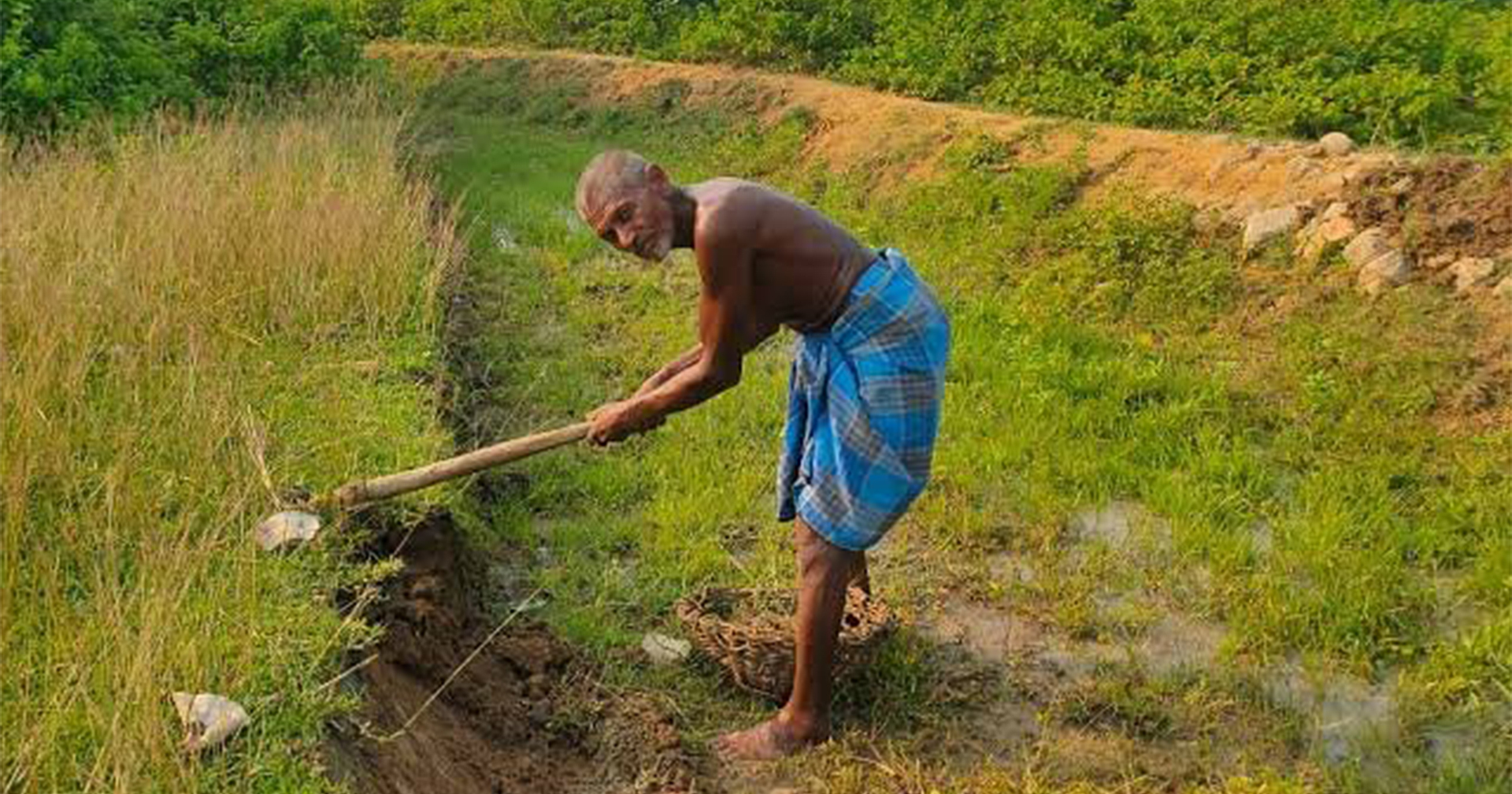 คุณลุงชาวอินเดีย ใช้เวลา 30 ปีขุดคลองยาว 3 กม. เพื่อให้น้ำฝนจากภูเขาไหลมาลงสระน้ำในหมู่บ้าน