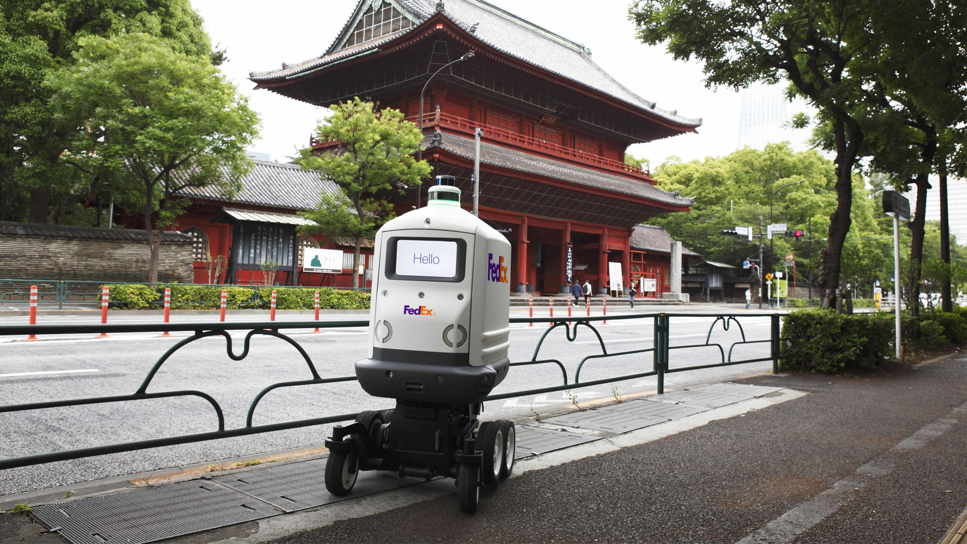 FedEx Express เปิดตัวหุ่นยนต์ขนส่ง Roxo™ SameDay Bot ที่สามารถเดินบนฟุตพาทได้