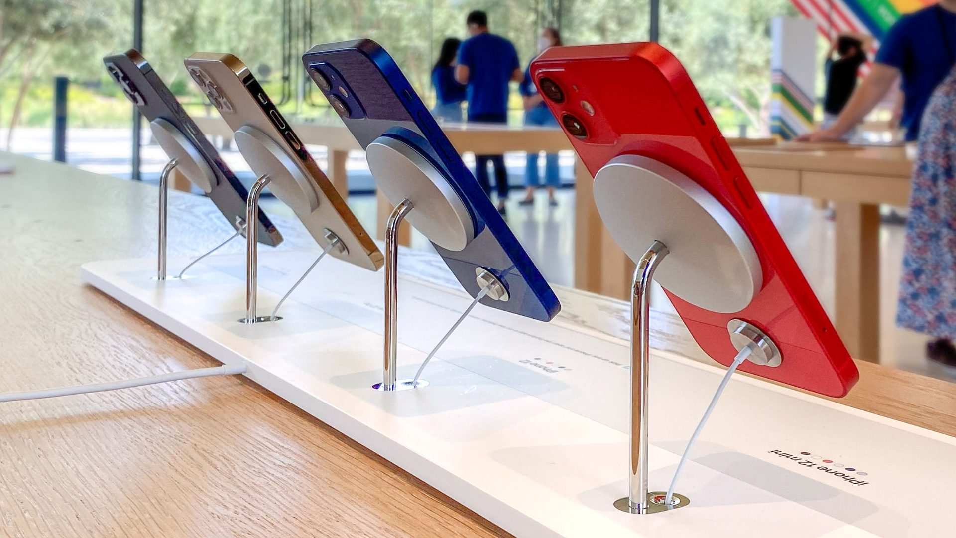 Apple Store อาจเปลี่ยนดีไซน์แท่นโชว์ iPhone จาก Lightning สู่ MagSafe