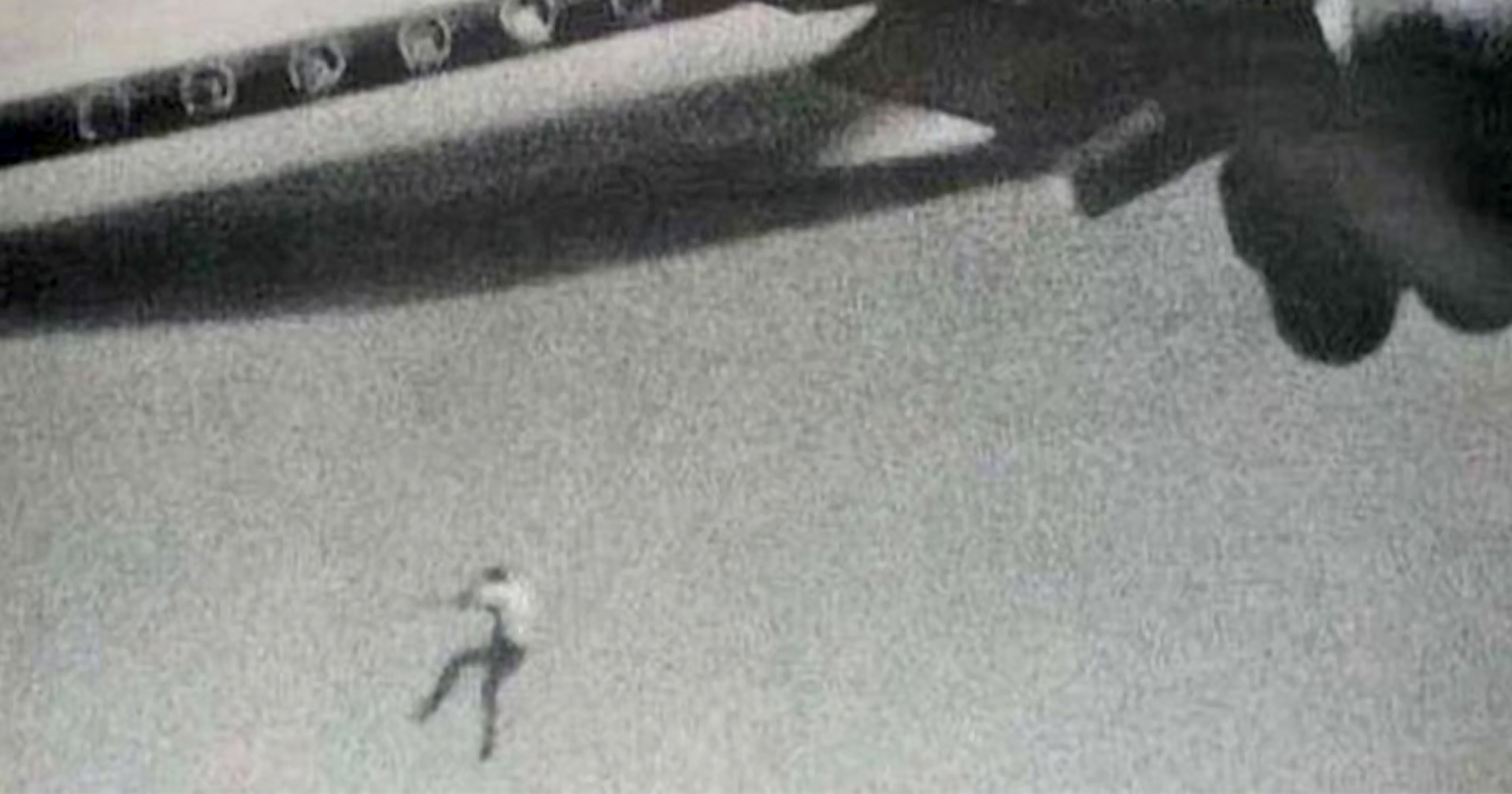 51 ปี ภาพช็อกโลก เด็กชายร่วงจากเครื่องบินขณะบินสูงจากพื้น 60 เมตร