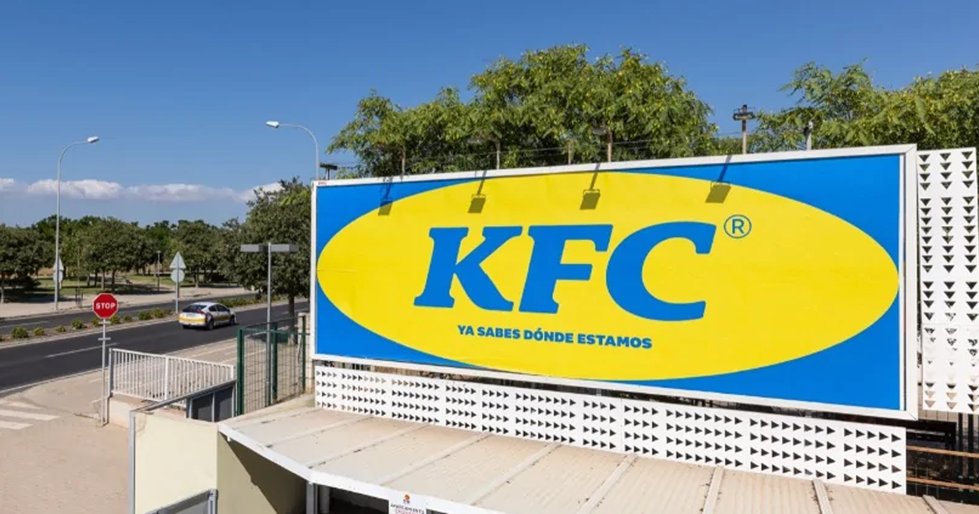 KFC ตีเนียนทำป้ายเลียนแบบ IKEA หยอกให้ลูกค้าเข้าร้านใหม่ (และถูกตอกกลับอย่างฮา)