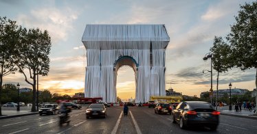 รอมา 60 ปี! ‘ประตูชัยฝรั่งเศส’ ถูกห่อหุ้ม ตามความฝันของ Christo และ Jeanne-Claude สองศิลปินผู้ล่วงลับ