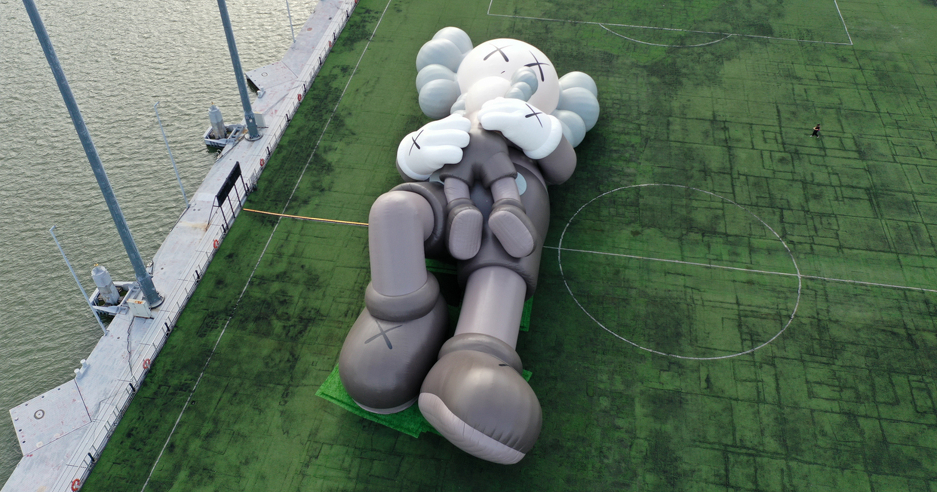 เมื่อ ‘KAWS: HOLIDAY’ ตุ๊กตายักษ์ จากศิลปินระดับโลก ถูกจัดแสดงริมแม่น้ำในสิงคโปร์