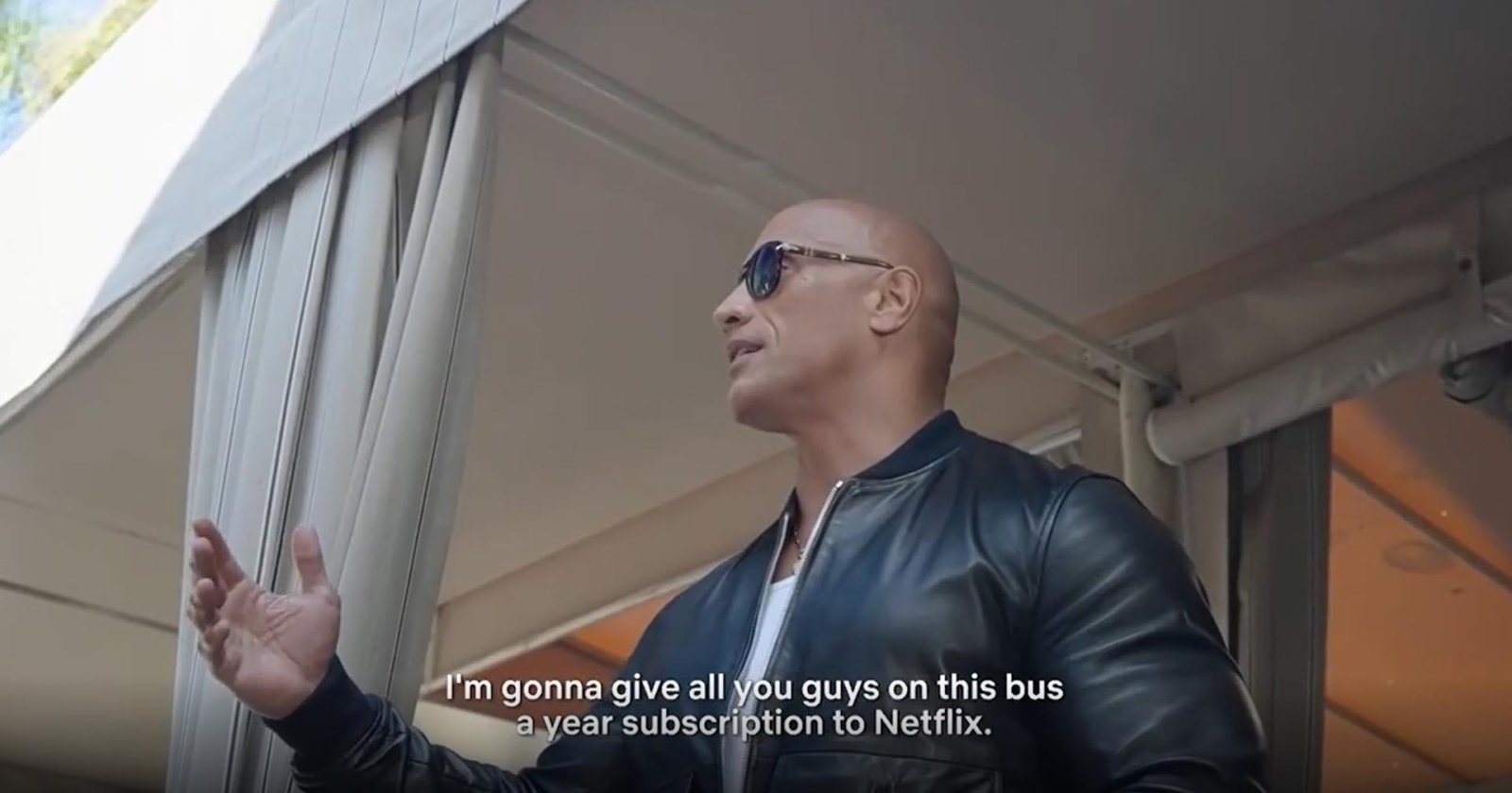 The Rock ให้ของขวัญแฟน ๆ