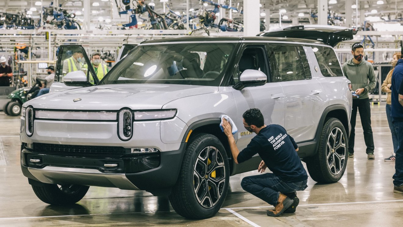 Rivian ได้เริ่มส่งมอบรถ SUV ไฟฟ้า R1S ครั้งแรก