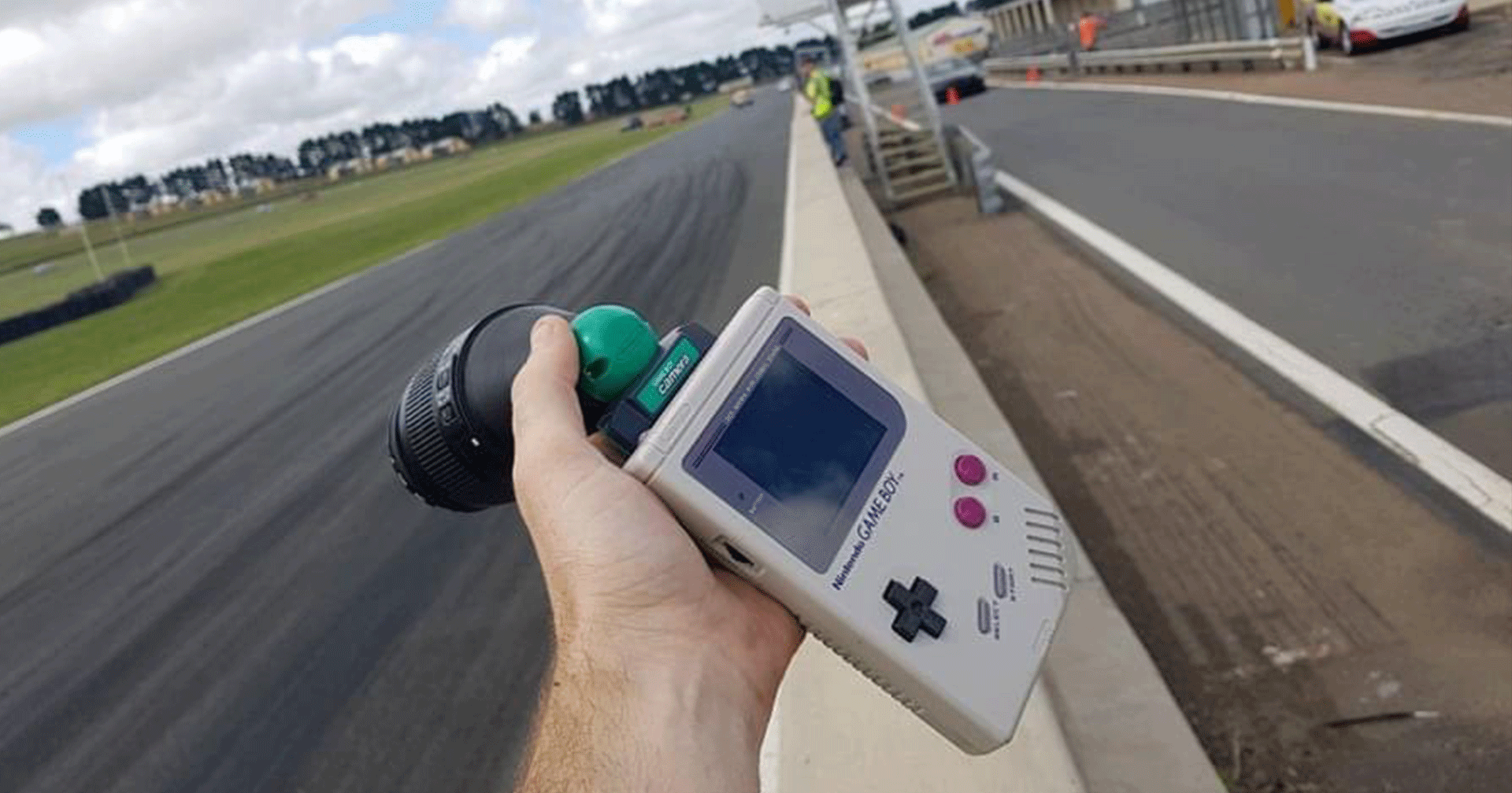 Youtuber ถ่ายภาพรถแข่งด้วย Game Boy ดัดแปลงที่ติดเลนส์กล้อง DSLR