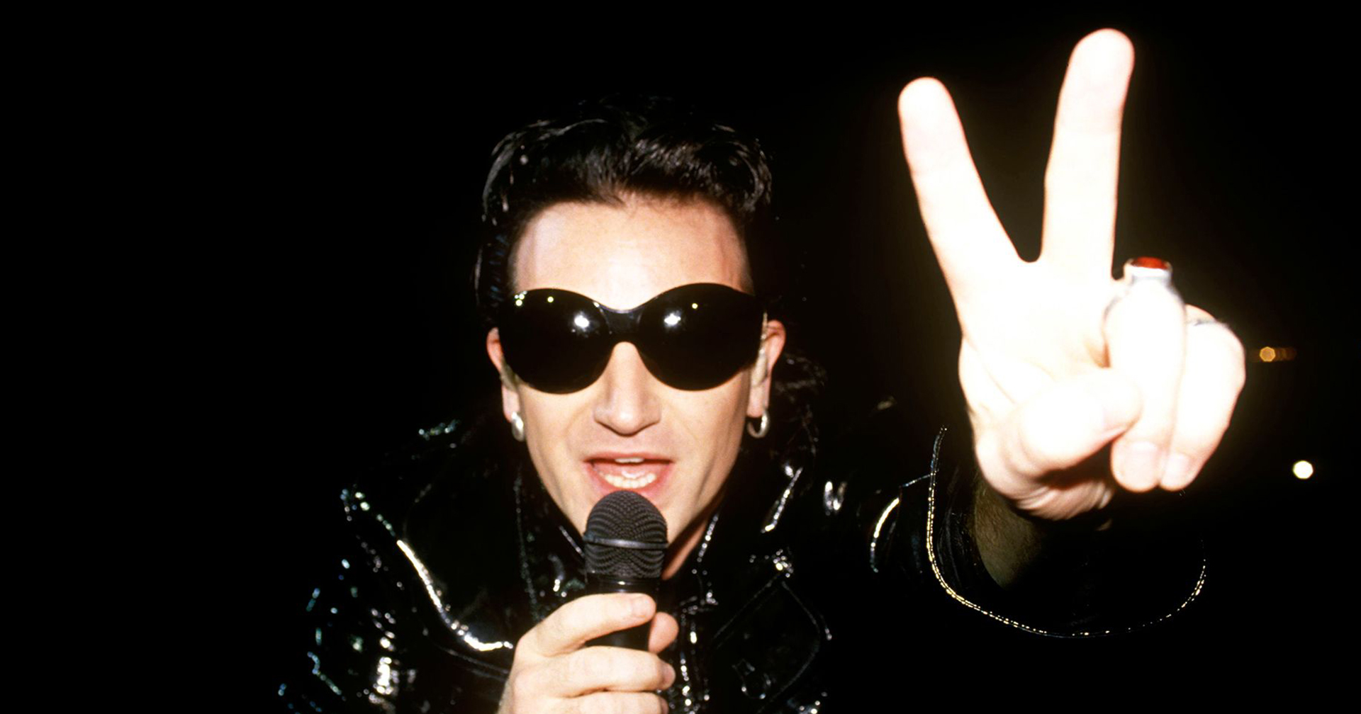 เรื่องราวของ Bono นักร้องนำแห่งวง U2 กับ ‘โรค’ ที่ทำให้ต้องใส่ ‘แว่นกันแดด’ ตลอดเวลา