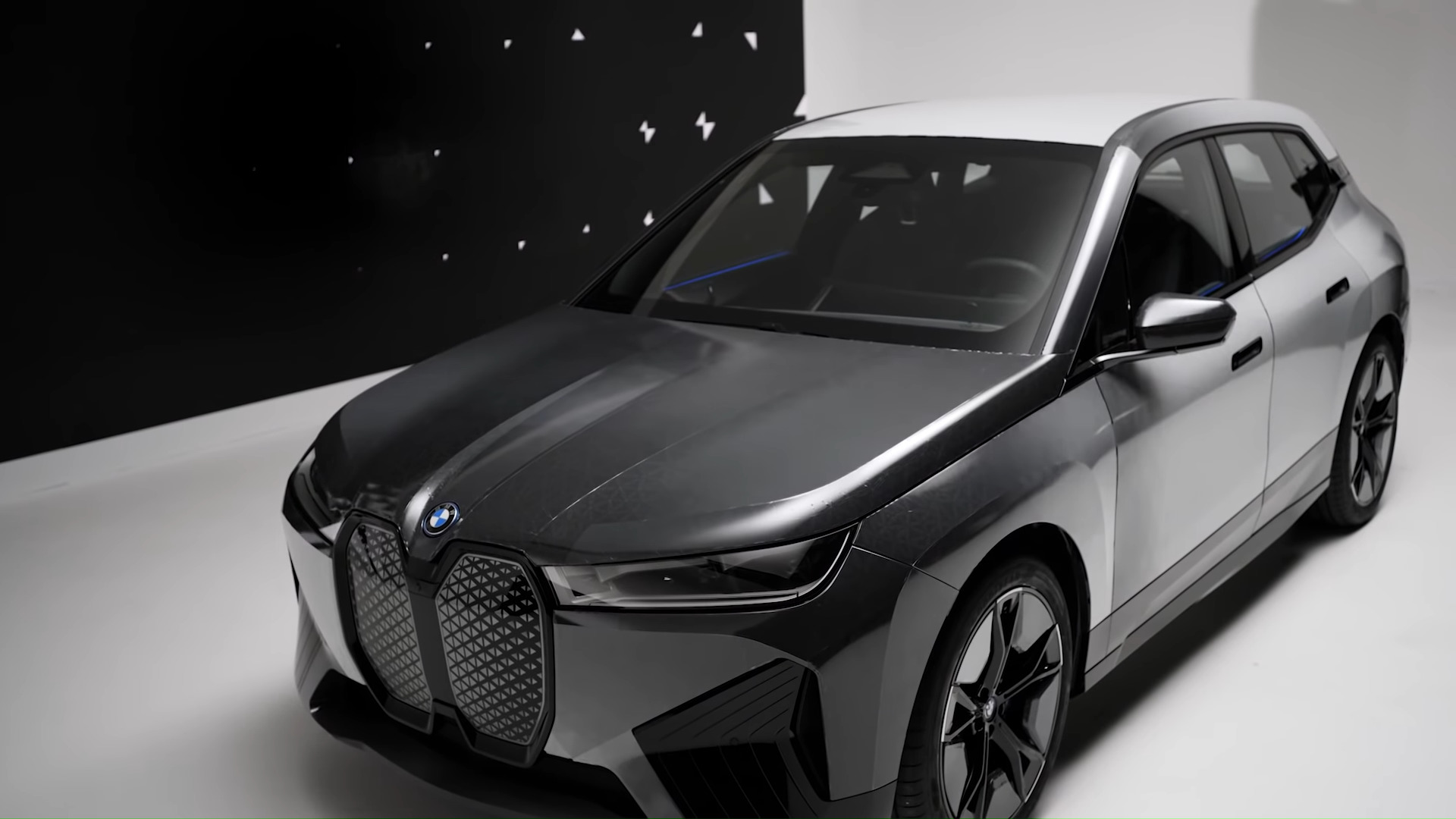 BMW iX Flow รถที่เปลี่ยนสีได้แค่กดปุ่มเดียว อยากได้สีขาวหรือดำก็กดเปลี่ยนได้!