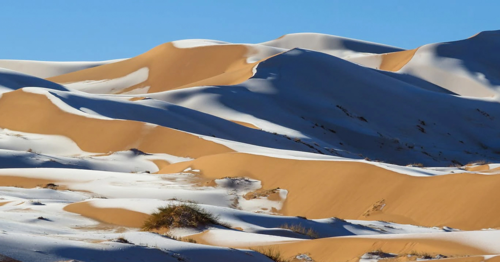 ชมภาพแปลกตา ‘หิมะตก’ ปกคลุม ‘ทะเลทรายซาฮารา’ ครั้งที่ 4 ในรอบ 42 ปี !
