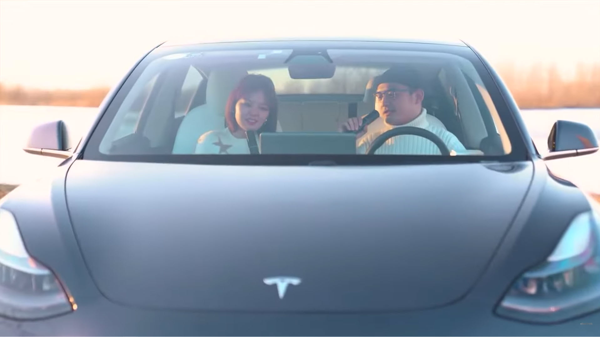 Tesla ขายไมโครโฟนไว้ร้องคาราโอเกะในรถเฉพาะที่จีน
