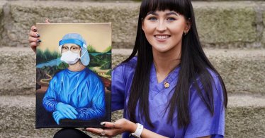 นักศึกษาพยาบาลวาดภาพ ‘Corona Lisa’ โมนาลิซ่าสวมชุด PPE ระดมทุนการกุศล