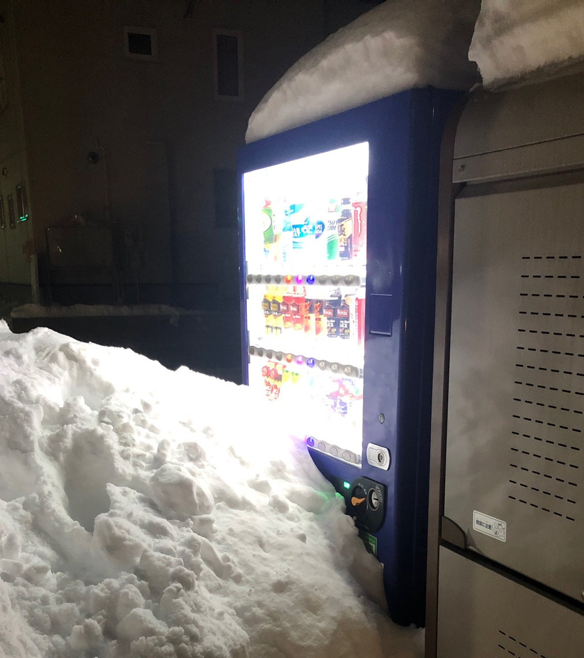 ผู้ใช้ทวิตเตอร์ชาวญี่ปุ่นโพสต์ทวีตการซื้อเครื่องดื่มในช่วงหิมะตกต่อเนื่องนับเดือนจนกลายเป็นมหากาพย์