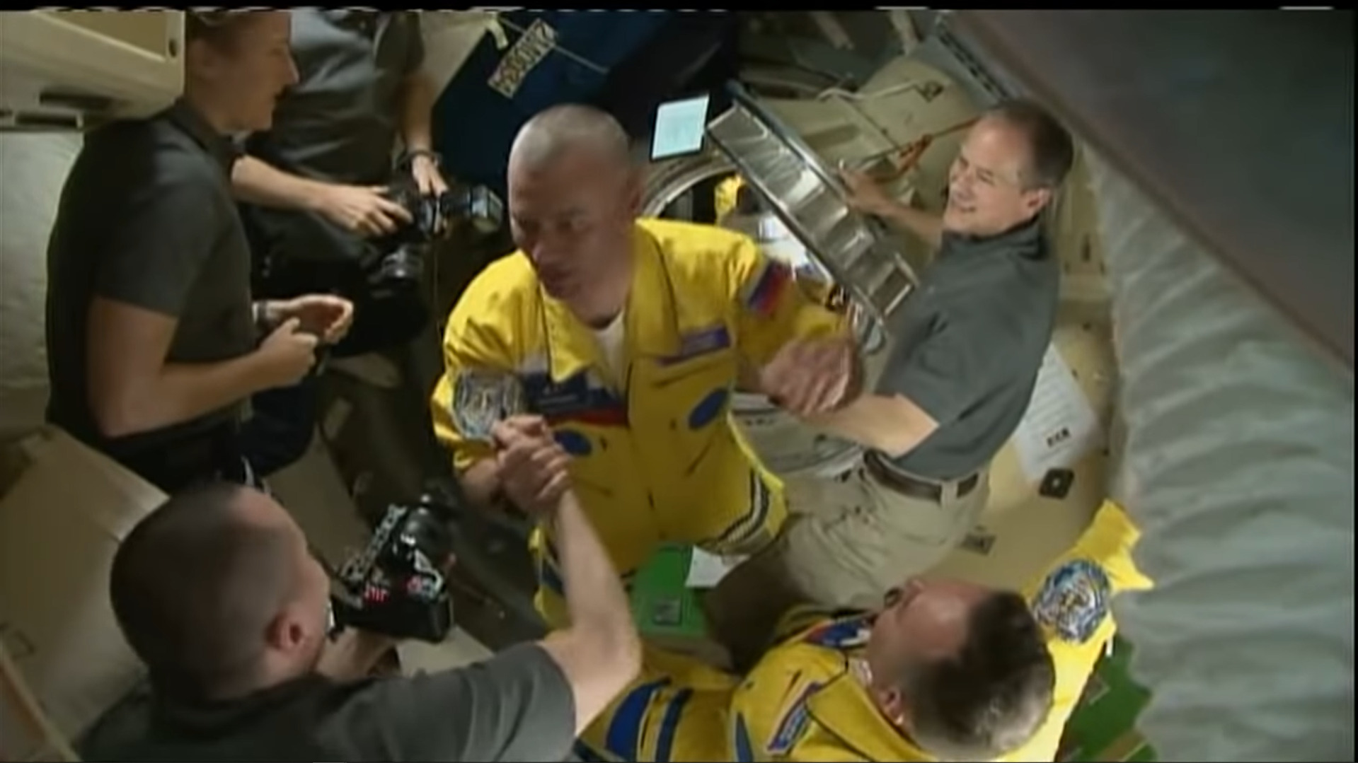 รัสเซียแจงนักบินอวกาศสวมชุดสีเหลืองไม่ได้ต่อต้านสงครามยูเครน