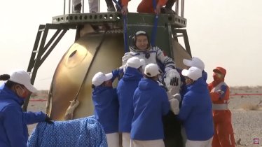 นักบินอวกาศจีนที่อยู่ในอวกาศนานสุด 6 เดือน กลับสู่โลกแล้ว