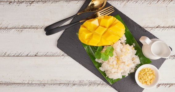 ประวัติ วิธีการทำ และพิกัดข้าวเหนียวมะม่วงร้านดัง อีกหนึ่งของหวานสัญชาติไทยที่จะดังไปก้องโลก