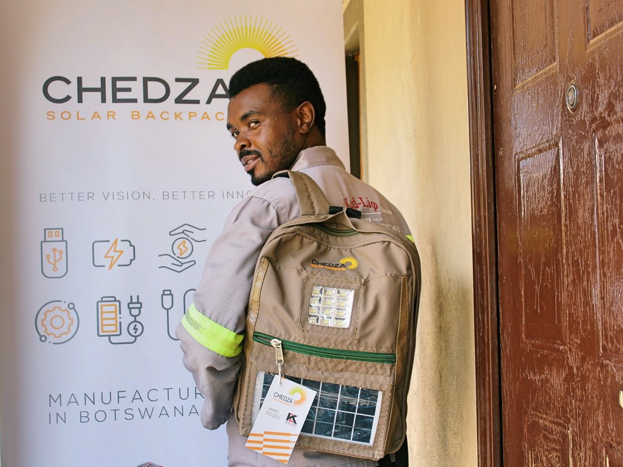 ‘กระเป๋าเป้โซลาร์เซลล์’ ตัวช่วยนักเรียนยากไร้ หนุนพลังงานสะอาดในบอตสวานา