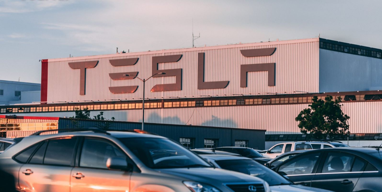 Tesla แพ้คดีเหยียดผิว คณะลูกขุนสหรัฐฯ สั่งจ่ายเงินกว่า 100 ล้านบาทให้อดีตพนักงาน