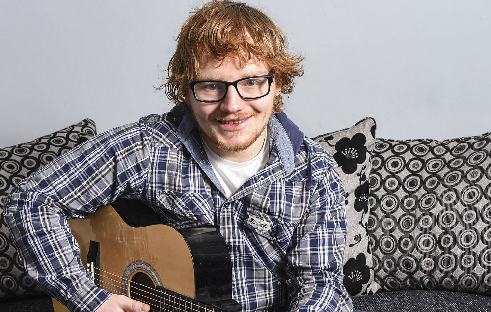 ไม่เหมือนตรงไหนเอาปากกามาวง! พนักงานซูเปอร์ฯ หน้าเหมือน Ed Sheeran ขนาดแฟนตัวเองยังช็อก